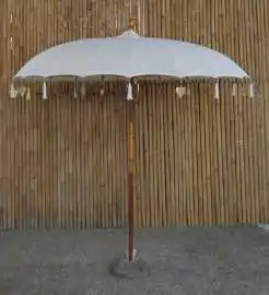 Bali-Schirm, cremefarben mit Metallmünzen und goldenen Herzen am Rand, ø 230 cm und 250cm Höhe 